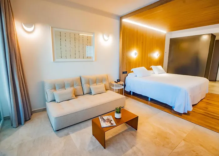 Higueron Malaga, Curio Collection By Hilton (adults Only) Ośrodek wypoczynkowy